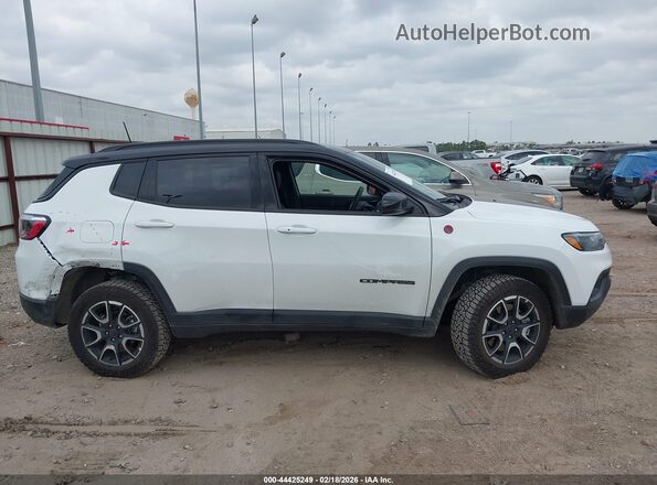 3C4NJDDN7TT182092 2026 JEEP COMPASS Белый Вид задней части салона
