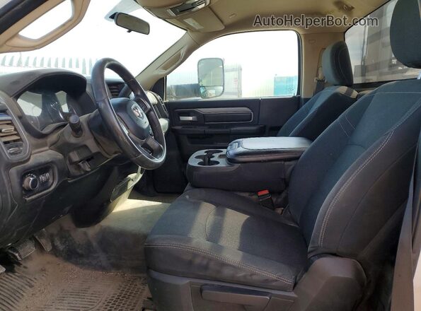 3C7WRTAL8KG553149 2019 RAM 3500 White Widok wnętrza z przodu