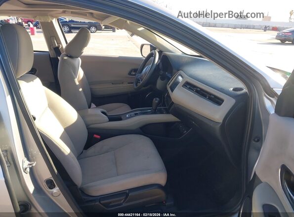 3CZRU6H56JG718805 2018 HONDA HR-V Серебряный Вид салона спереди