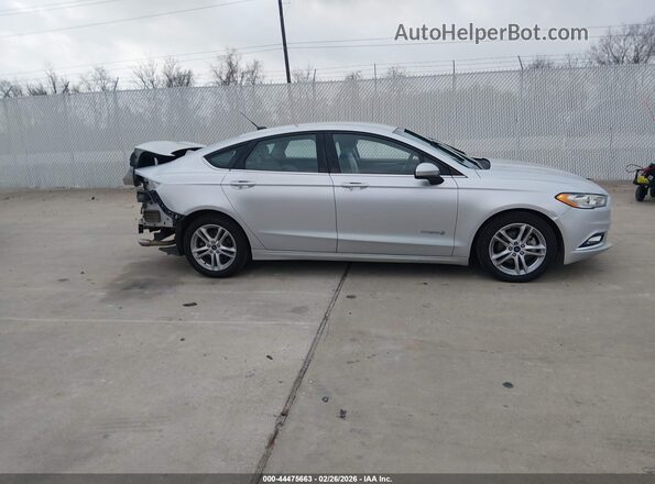 3FA6P0UU5JR157002 2018 FORD FUSION HYBRID Серебряный Вид задней части салона