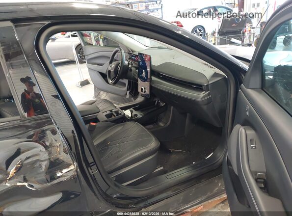 3FMTK1S59SMA08616 2025 FORD MUSTANG MACH-E Черный Вид салона спереди