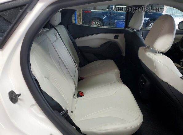 3FMTK3R45PMB01682 2023 FORD MUSTANG MACH-E PREMI White Widok wnętrza z tyłu