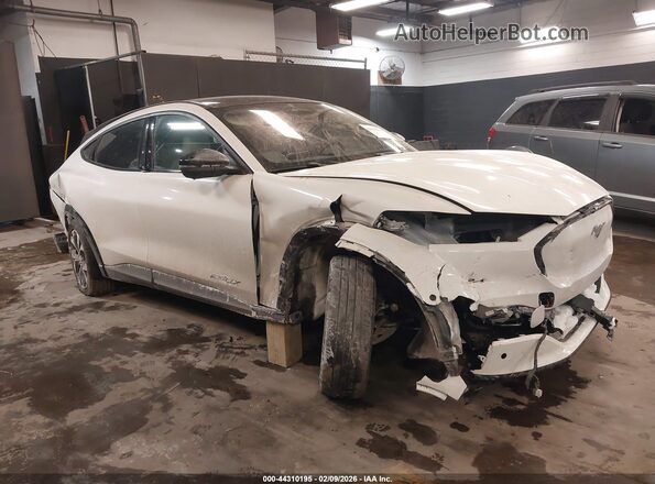 3FMTK3R79MMA04295 2021 FORD MUSTANG MACH-E PREMI Белый Передняя правая четверть