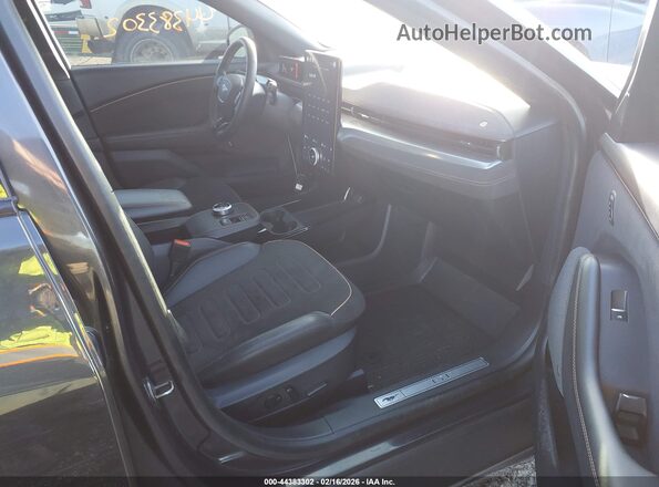 3FMTK4SE2NMA43312 2022 FORD MUSTANG MACH-E Черный Вид салона спереди