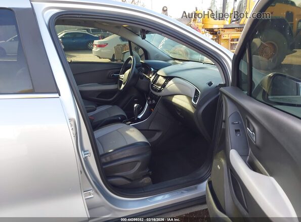 3GNCJRSB5LL312018 2020 CHEVROLET TRAX Серебряный Вид салона спереди