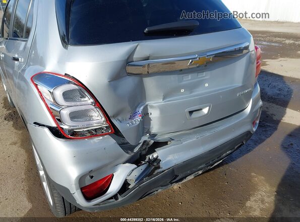 3GNCJRSB5LL312018 2020 CHEVROLET TRAX Серебряный Вид спереди