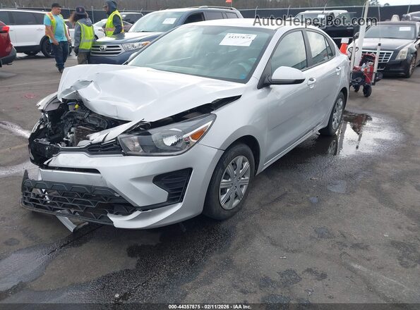 3KPA24AD2ME404986 2021 KIA RIO Серебряный Передняя левая четверть