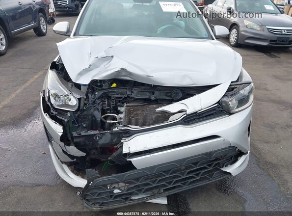 3KPA24AD2ME404986 2021 KIA RIO Серебряный Вид спереди