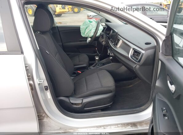 3KPA24AD2ME404986 2021 KIA RIO Серебряный Вид салона спереди