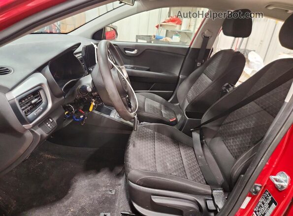 3KPA24AD4ME384935 2021 KIA RIO Red Widok wnętrza z przodu