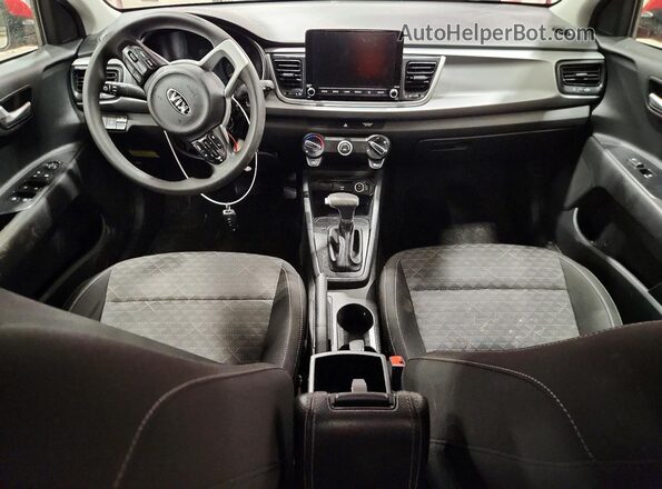 3KPA24AD4ME384935 2021 KIA RIO Red Widok deski rozdzielczej