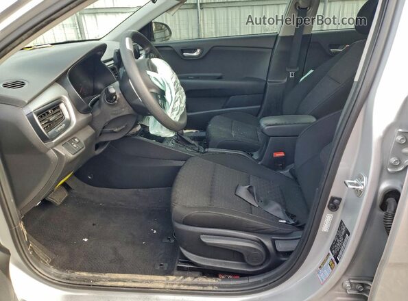 3KPA24AD7ME423002 2021 KIA RIO Silver Вид салону спереду
