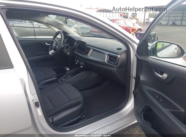 3KPA25AD7PE560693 2023 KIA RIO 5-DOOR Серебряный Вид салона спереди