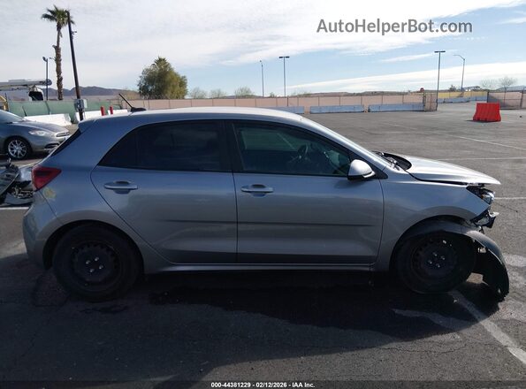 3KPA25ADXNE436026 2022 KIA RIO 5-DOOR Серебряный Вид задней части салона