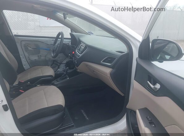 3KPC24A32JE012375 2018 HYUNDAI ACCENT Белый Вид салона спереди