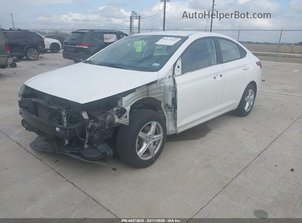 3KPC24A32JE012375 2018 HYUNDAI ACCENT Белый Вид спереди