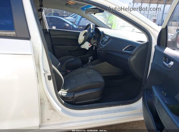 3KPC24A32JE033016 2018 HYUNDAI ACCENT Белый Вид салона спереди