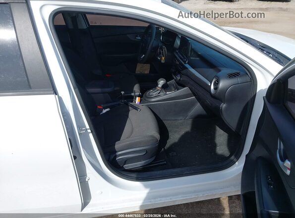 3KPF24AD0KE026802 2019 KIA FORTE Белый Вид салона спереди