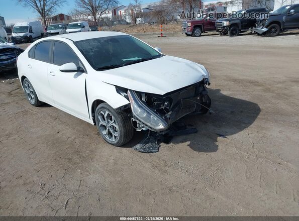 3KPF24AD0KE026802 2019 KIA FORTE Белый Передняя правая четверть