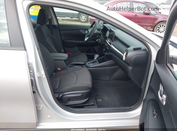 3KPF24AD2KE018832 2019 KIA FORTE Silver Widok wnętrza z przodu