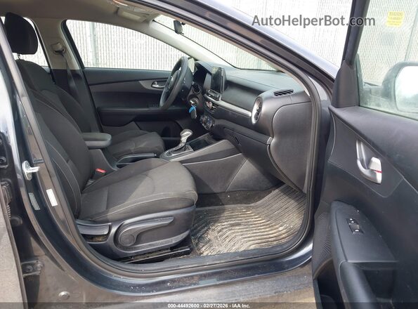 3KPF24AD3KE108698 2019 KIA FORTE Light Blue Вид салона спереди