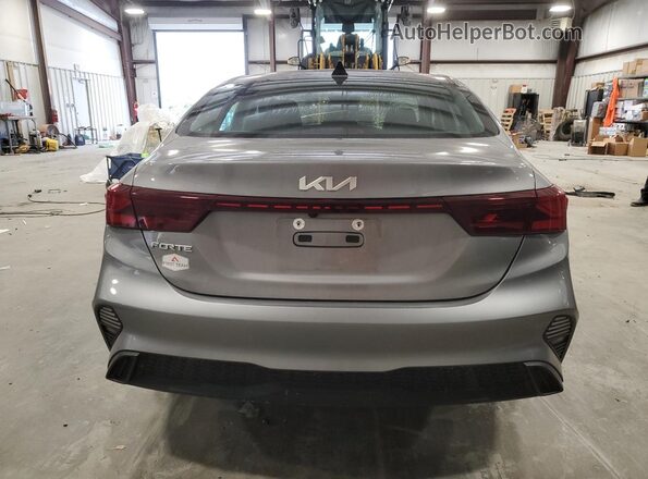 3KPF24AD4PE606576 2023 KIA FORTE Серебряный Вид сзади