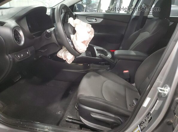 3KPF24AD4PE606576 2023 KIA FORTE Серебряный Вид салона спереди