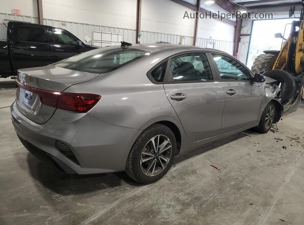 3KPF24AD4PE606576 2023 KIA FORTE Серебряный Задняя правая четверть