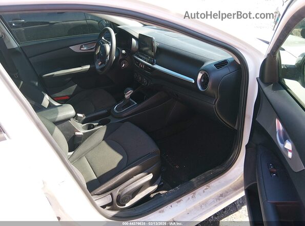 3KPF24AD5PE511315 2023 KIA FORTE White Вид салону спереду