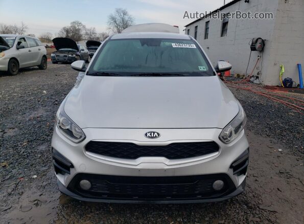 3KPF24AD6ME370492 2021 KIA FORTE Серебряный Вид спереди