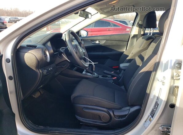 3KPF24AD6ME370492 2021 KIA FORTE Серебряный Вид салона спереди