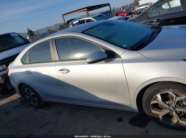 3KPF24AD8ME389805 2021 KIA FORTE Серебряный Вид задней части салона