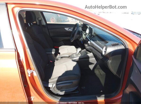 3KPF24AD8PE680941 2023 KIA FORTE Оранжевый Вид салона спереди