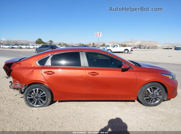 3KPF24AD8PE680941 2023 KIA FORTE Оранжевый Вид задней части салона