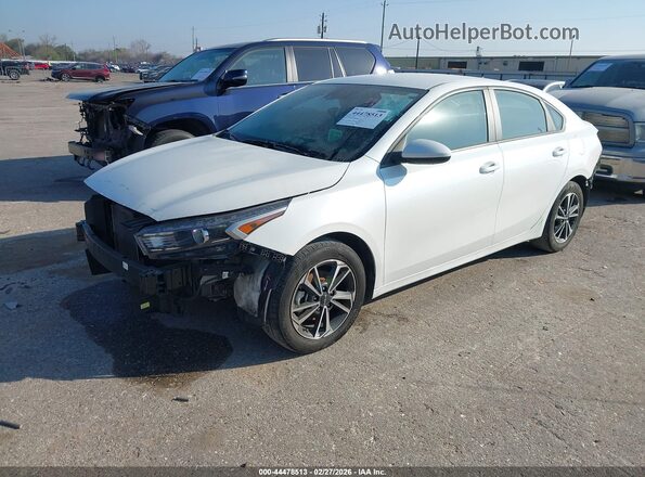 3KPF24AD8RE724360 2024 KIA FORTE White Vista tres cuartos delantera izquierda