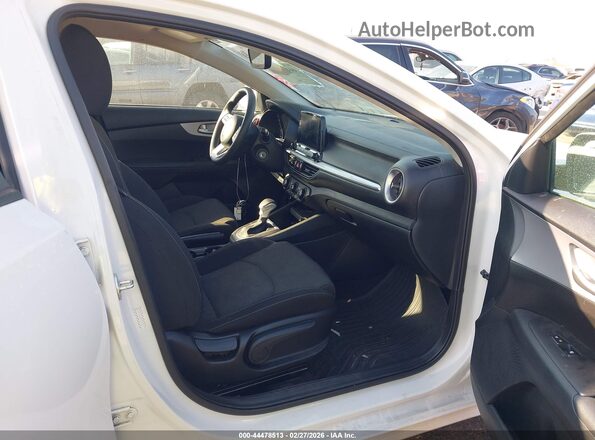 3KPF24AD8RE724360 2024 KIA FORTE White Vista interior delantera