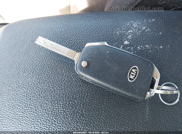 3KPF34AD2KE022053 2019 KIA FORTE Красный Вид панели приборов