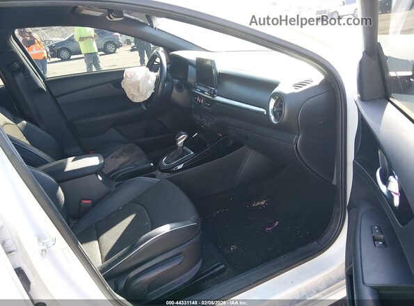 3KPF34AD6LE258061 2020 KIA FORTE Белый Вид салона спереди