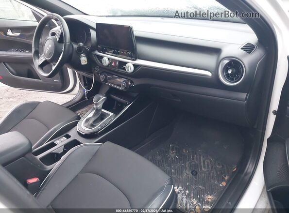 3KPF54AD5RE691907 2024 KIA FORTE Белый Вид салона спереди