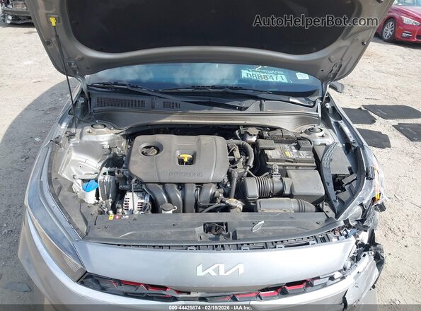 3KPF54ADXPE522270 2023 KIA FORTE Серебряный Вид сзади