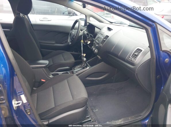3KPFK4A78HE057976 2017 KIA FORTE Синий Вид салона спереди