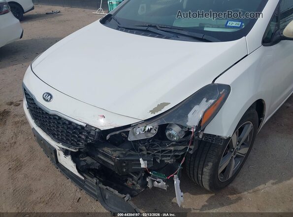 3KPFL4A73JE219239 2018 KIA FORTE Белый Вид спереди