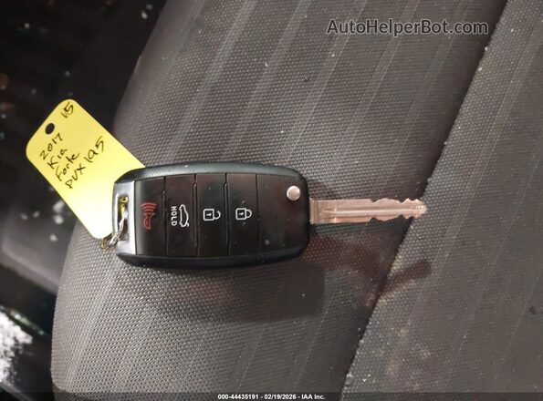 3KPFL4A76JE219624 2018 KIA FORTE Красный Вид панели приборов