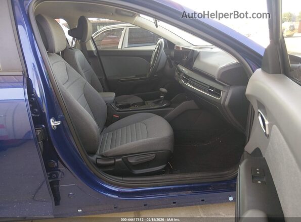 3KPFU4DE1SE138202 2025 KIA K4 Синий Вид салона спереди