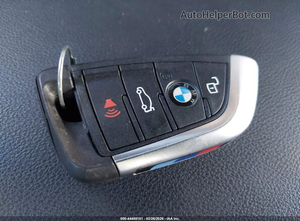 3MW53CM07R8E42055 2024 BMW M2 Purple Vista del salpicadero