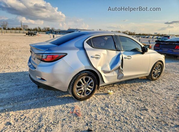 3MYDLBYV0KY522481 2019 TOYOTA YARIS Серебряный Задняя правая четверть