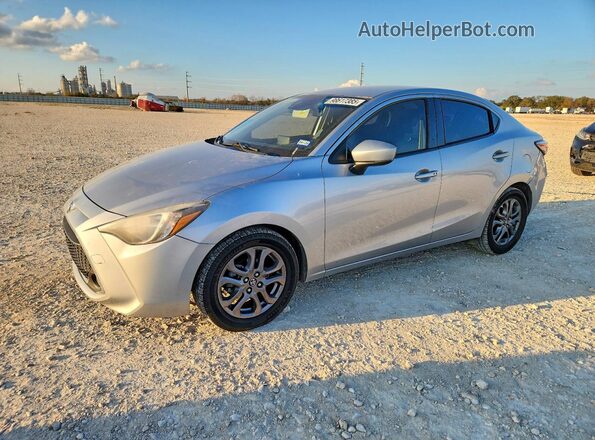 3MYDLBYV0KY522481 2019 TOYOTA YARIS Серебряный Передняя левая четверть