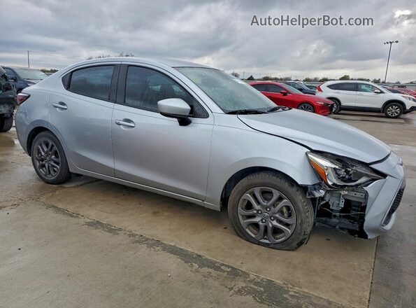 3MYDLBYV1KY505303 2019 TOYOTA YARIS Серебряный Передняя правая четверть