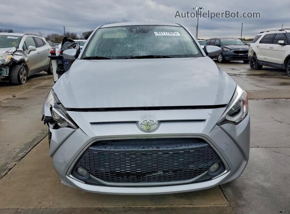 3MYDLBYV1KY505303 2019 TOYOTA YARIS Серебряный Вид спереди