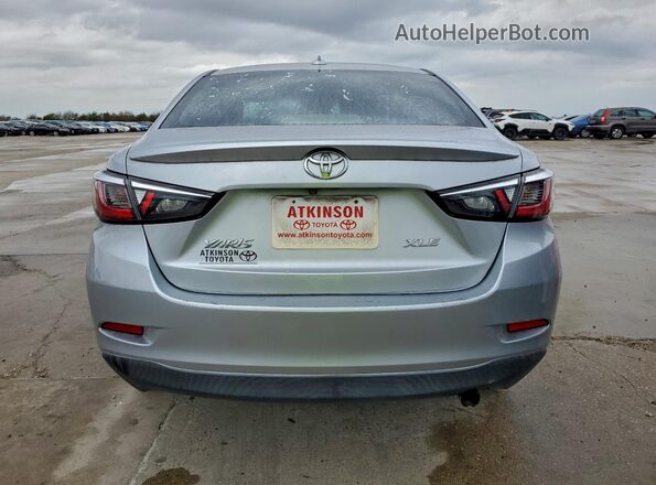3MYDLBYV1KY505303 2019 TOYOTA YARIS Серебряный Вид сзади